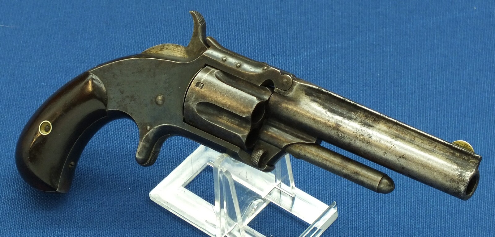 An antique  American Smith & Wesson Revolver, Model No. 1-1/2 Second Issue, .32 Rimfire caliber, 5 shot, 3 1/2 inch barrel, in good/very good condition. Price 750 euro