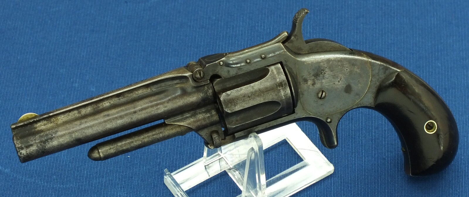 An antique  American Smith & Wesson Revolver, Model No. 1-1/2 Second Issue, .32 Rimfire caliber, 5 shot, 3 1/2 inch barrel, in good/very good condition. Price 750 euro