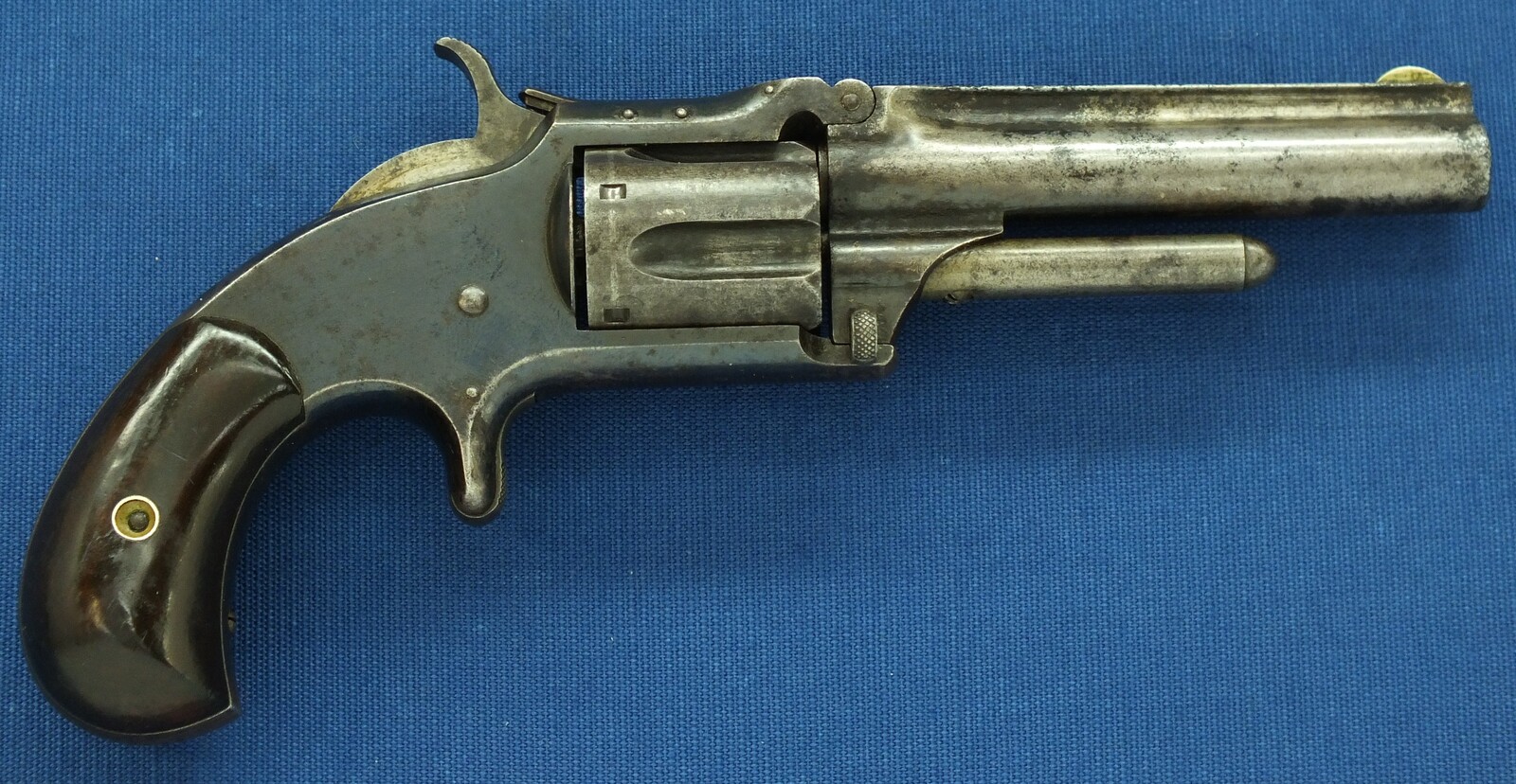 An antique  American Smith & Wesson Revolver, Model No. 1-1/2 Second Issue, .32 Rimfire caliber, 5 shot, 3 1/2 inch barrel, in good/very good condition. Price 750 euro