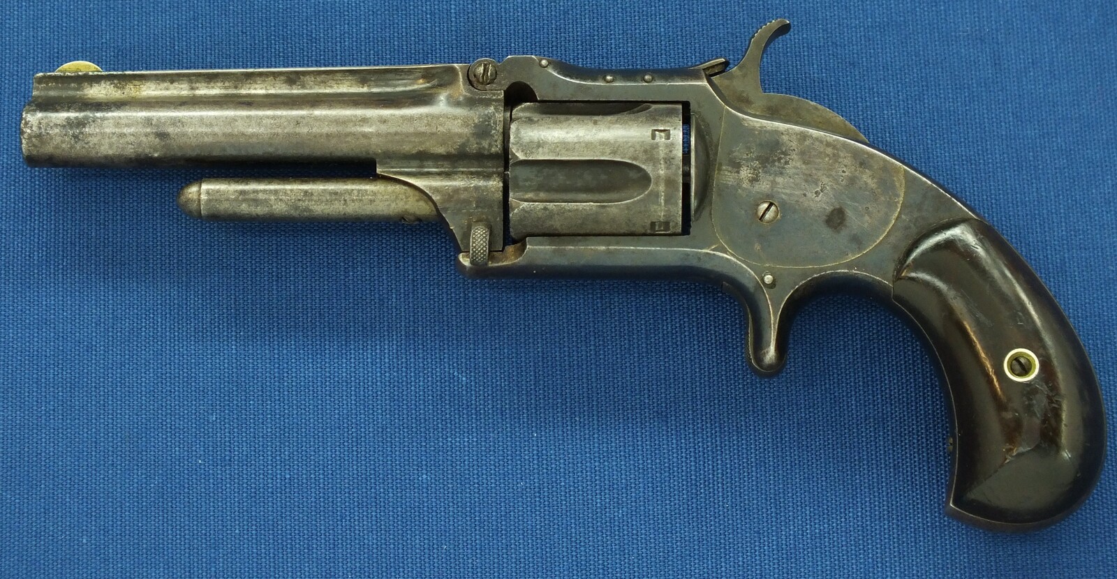 An antique  American Smith & Wesson Revolver, Model No. 1-1/2 Second Issue, .32 Rimfire caliber, 5 shot, 3 1/2 inch barrel, in good/very good condition. Price 750 euro