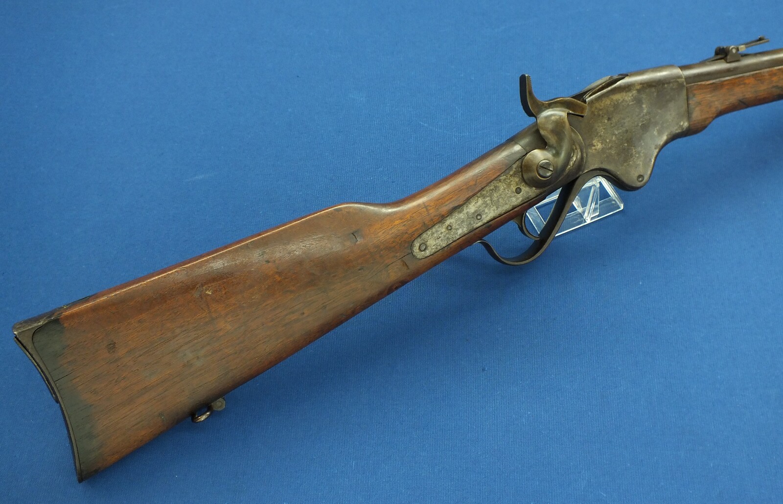 An antique American Spencer Repeating Carbine Model 1865 by Burnside Rifle Co. Caliber 50 Rimfire, 20 inch barrel. Length 94cm In very good condition. Price 2.350 euro.