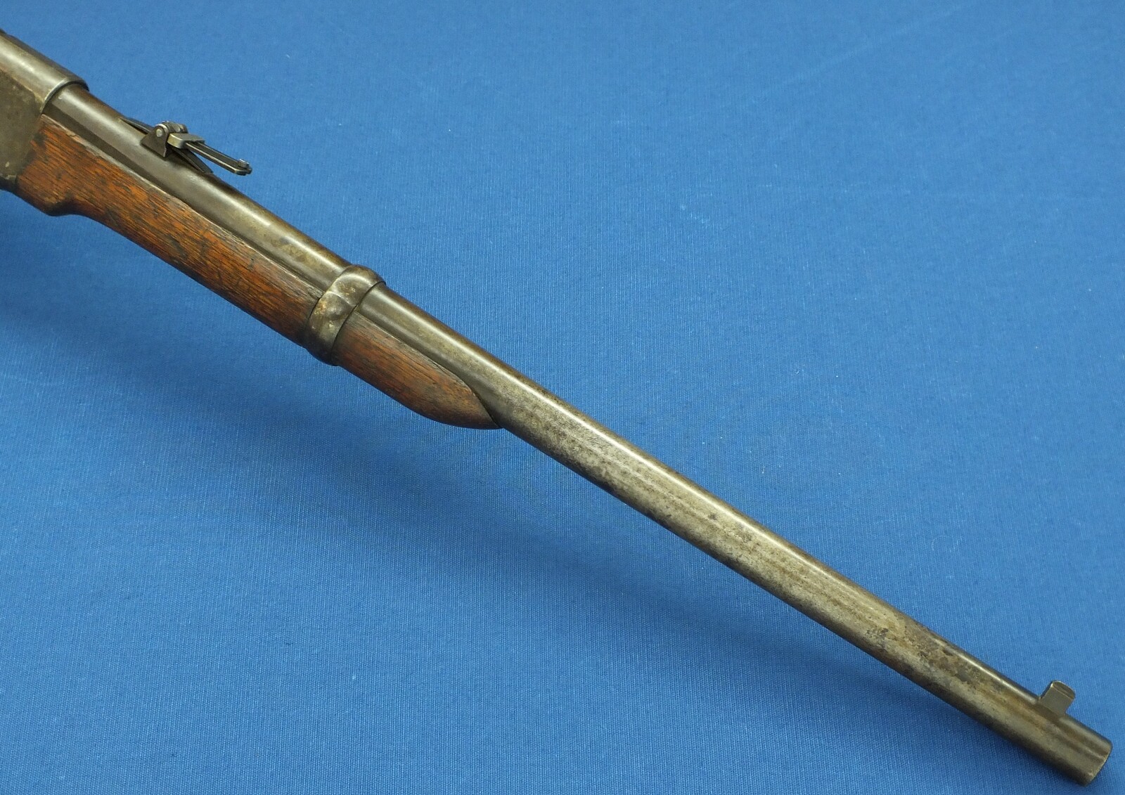 An antique American Spencer Repeating Carbine Model 1865 by Burnside Rifle Co. Caliber 50 Rimfire, 20 inch barrel. Length 94cm In very good condition. Price 2.350 euro.