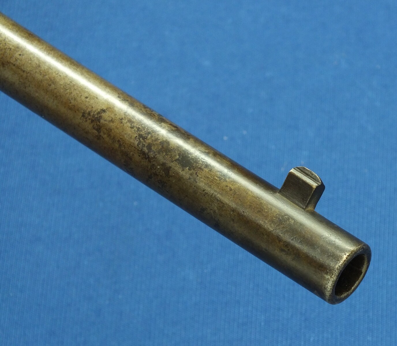 An antique American Spencer Repeating Carbine Model 1865 by Burnside Rifle Co. Caliber 50 Rimfire, 20 inch barrel. Length 94cm In very good condition. Price 2.350 euro.