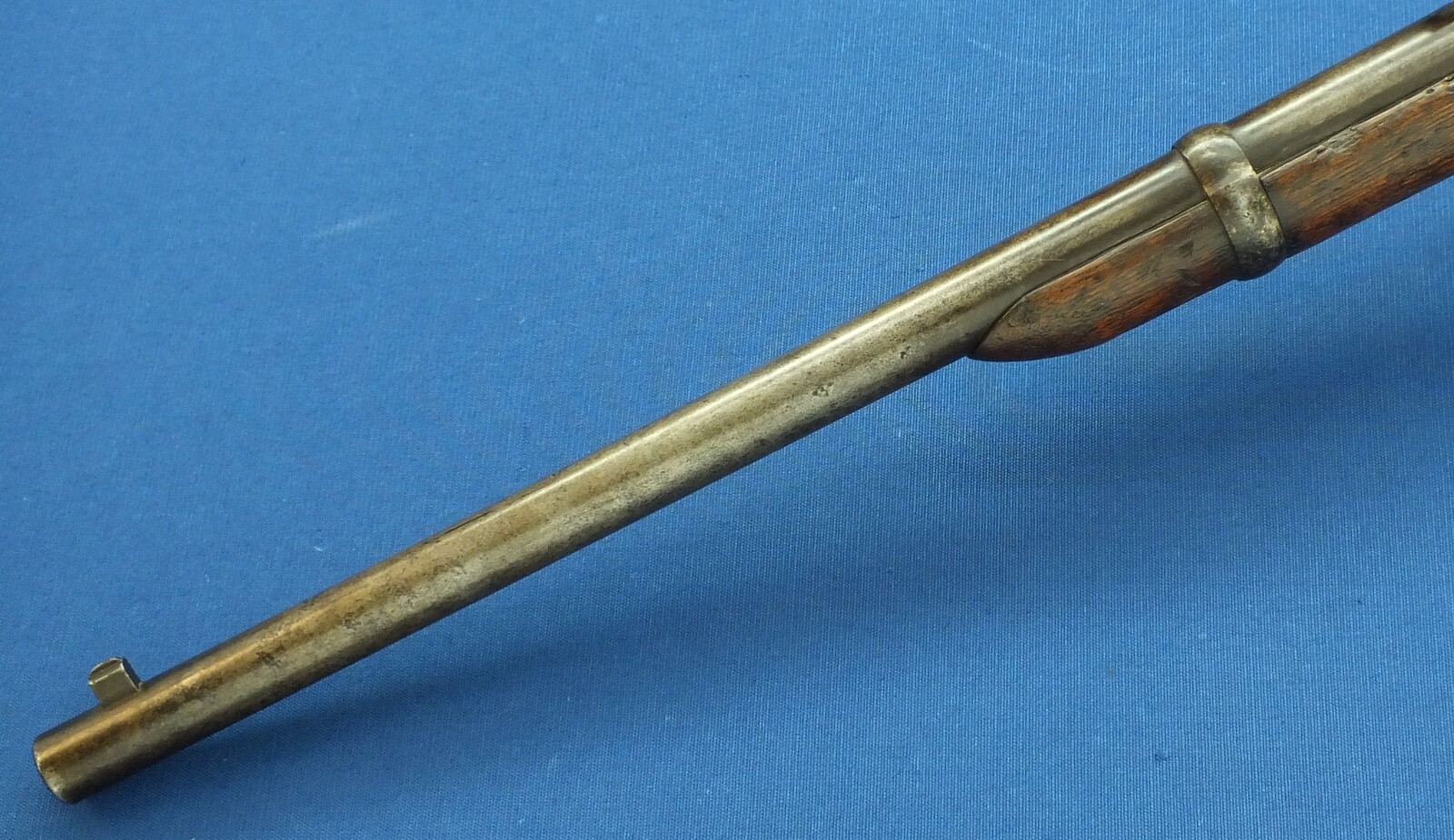 An antique American Spencer Repeating Carbine Model 1865 by Burnside Rifle Co. Caliber 50 Rimfire, 20 inch barrel. Length 94cm In very good condition. Price 2.350 euro.