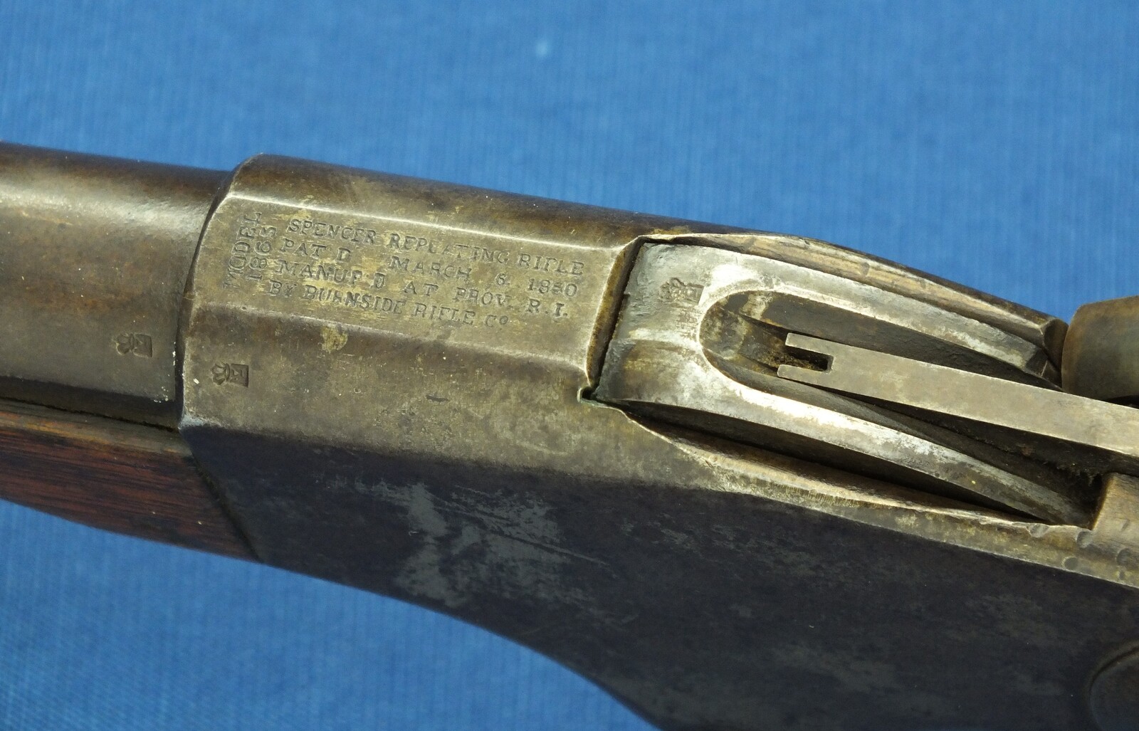 An antique American Spencer Repeating Carbine Model 1865 by Burnside Rifle Co. Caliber 50 Rimfire, 20 inch barrel. Length 94cm In very good condition. Price 2.350 euro.