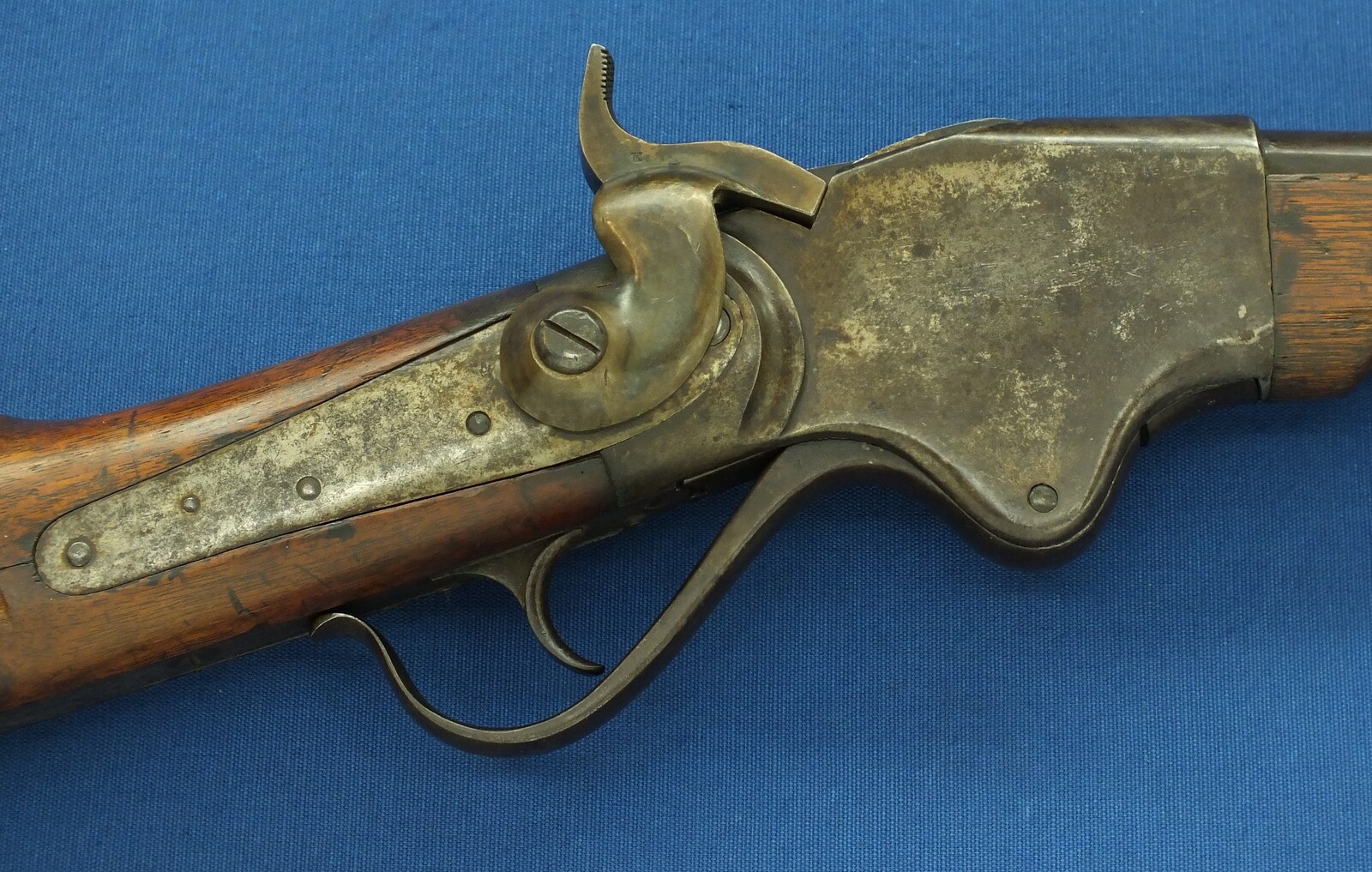 An antique American Spencer Repeating Carbine Model 1865 by Burnside Rifle Co. Caliber 50 Rimfire, 20 inch barrel. Length 94cm In very good condition. Price 2.350 euro.