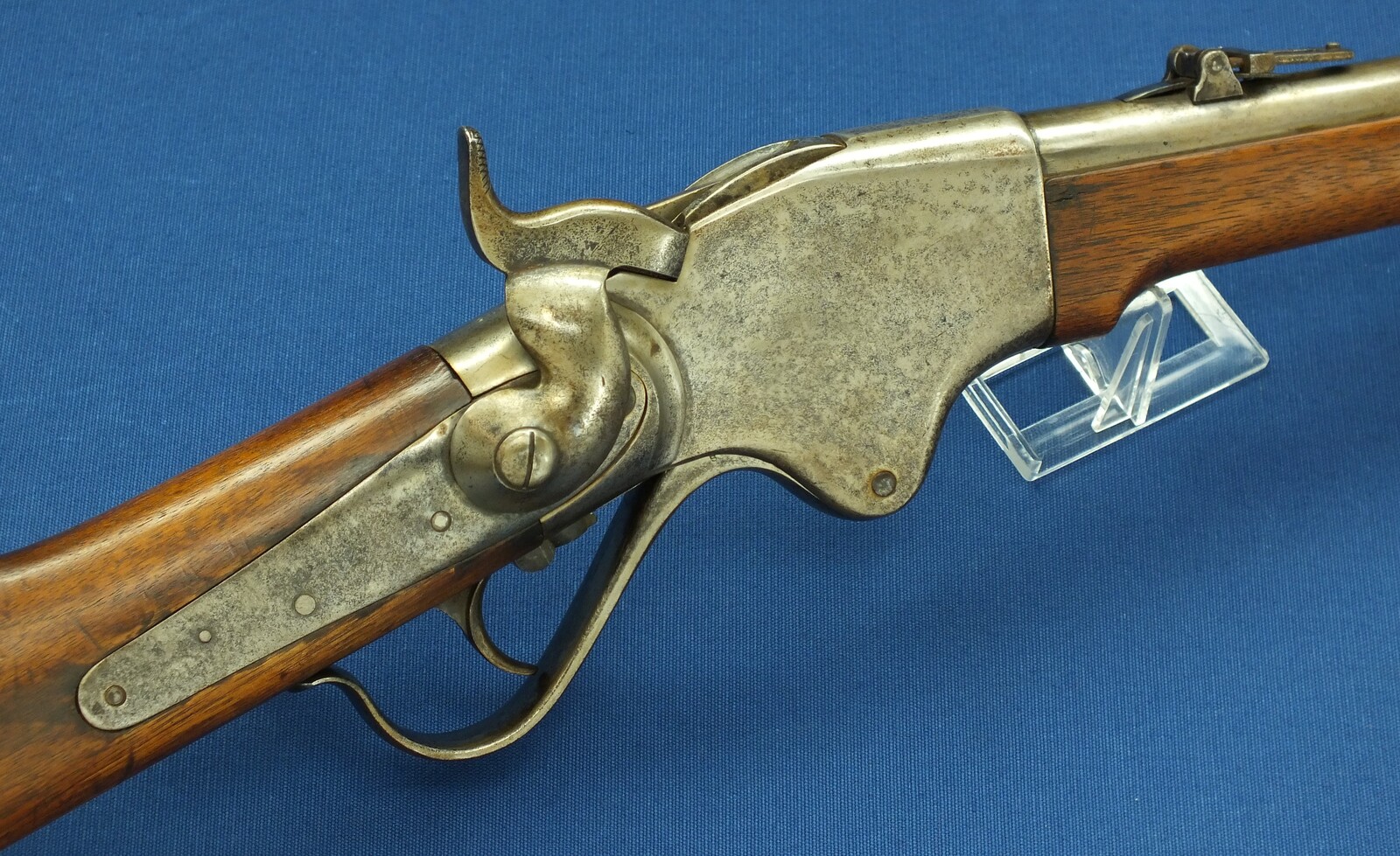 An antique American Spencer Repeating Carbine Model 1865 with Stabler Cut-Off. Caliber .50 Rimfire, 20 inch barrel. Length 95cm. In very good condition. Price 2.500 euro.