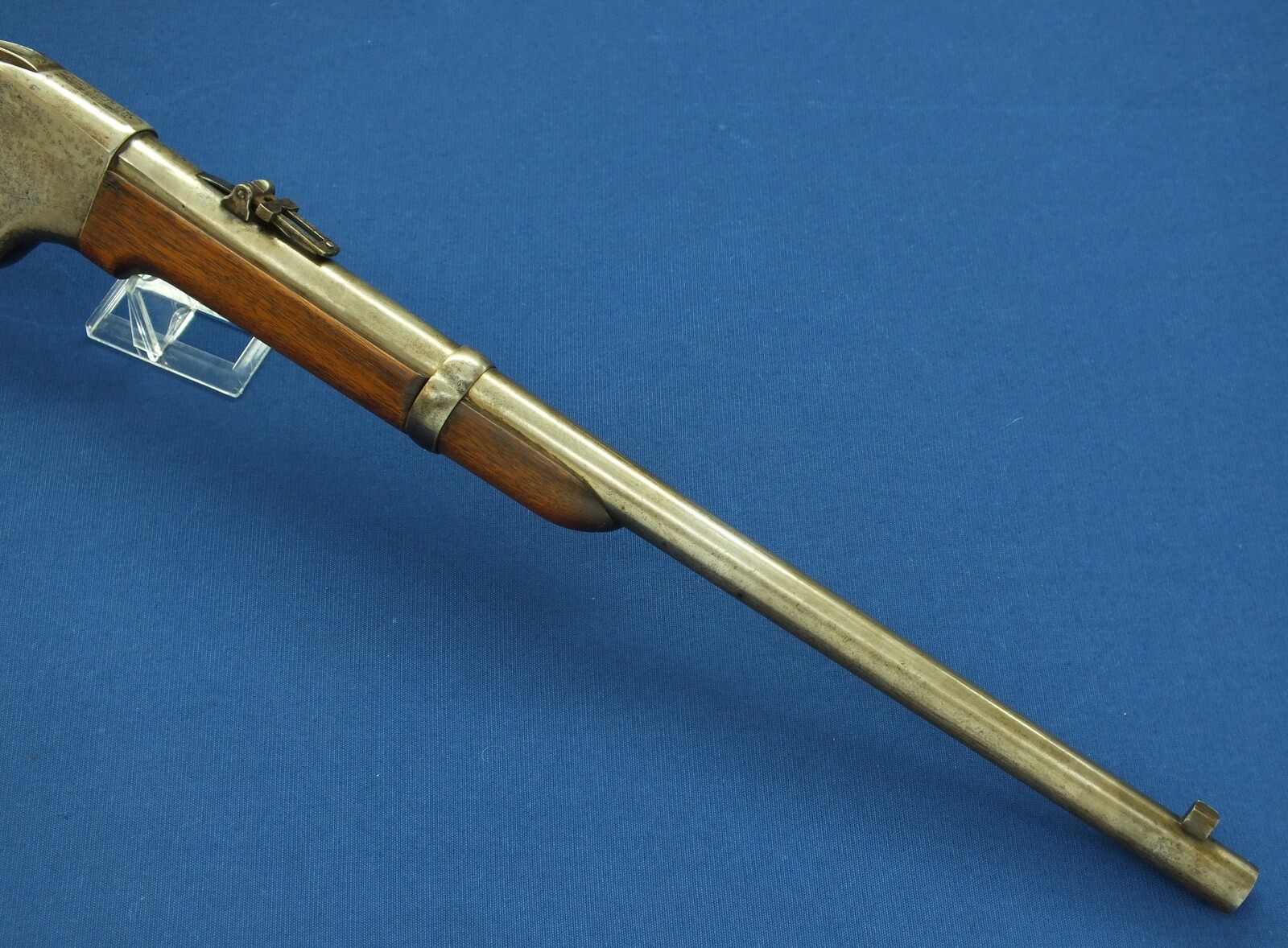 An antique American Spencer Repeating Carbine Model 1865 with Stabler Cut-Off. Caliber .50 Rimfire, 20 inch barrel. Length 95cm. In very good condition. Price 2.500 euro.