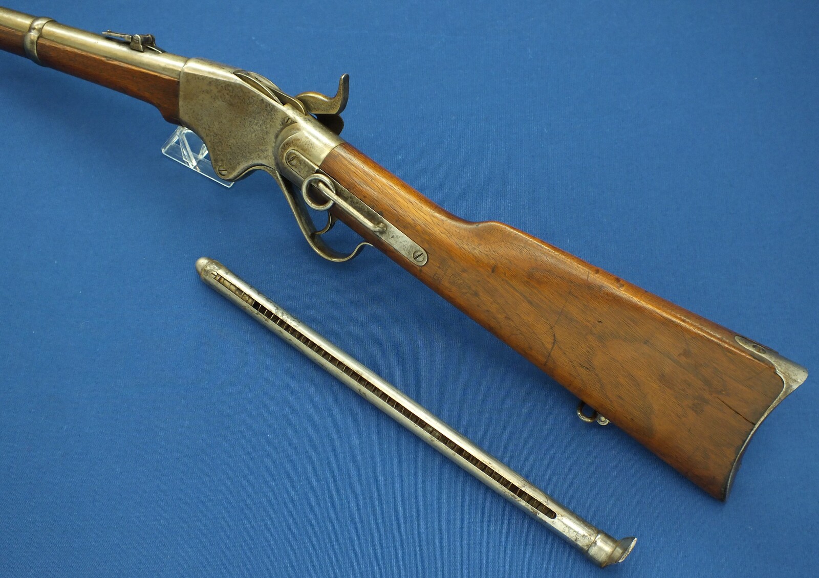 An antique American Spencer Repeating Carbine Model 1865 with Stabler Cut-Off. Caliber .50 Rimfire, 20 inch barrel. Length 95cm. In very good condition. Price 2.500 euro.