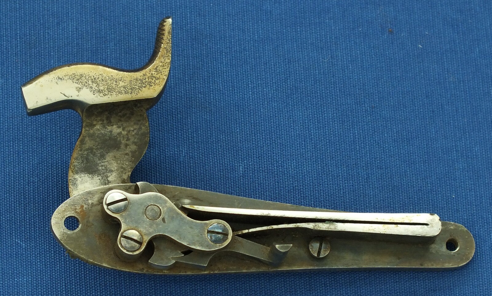 An antique American Spencer Repeating Carbine Model 1865 with Stabler Cut-Off. Caliber .50 Rimfire, 20 inch barrel. Length 95cm. In very good condition. Price 2.500 euro.