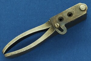 An antique American Steel Bullet Mold for Colt Army/Dragoon percussion Revolver. In good condition. Price 250 euro.