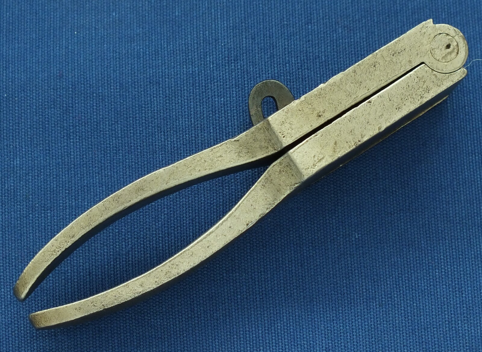 An antique American Steel Bullet Mold for Colt Army/Dragoon percussion Revolver. In good condition. Price 250 euro.