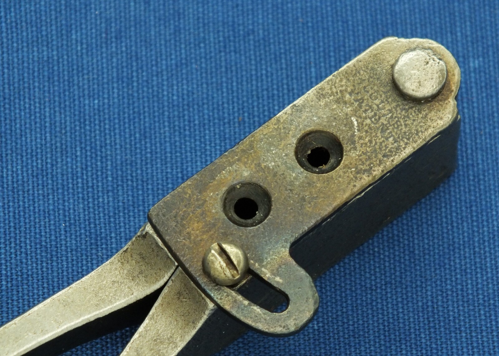 An antique American Steel Bullet Mold for Colt Army/Dragoon percussion Revolver. In good condition. Price 250 euro.