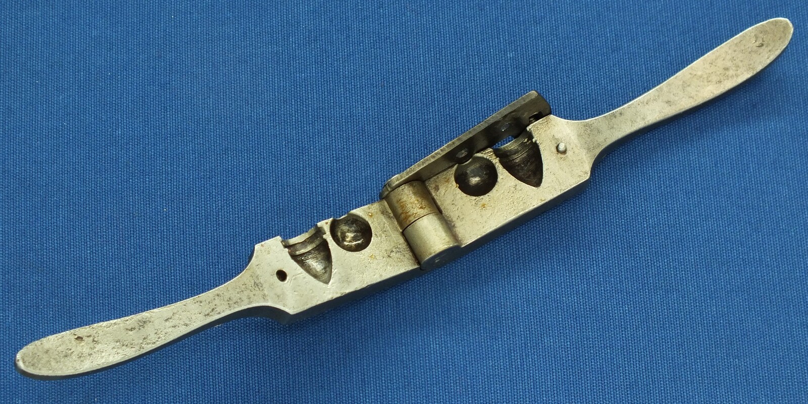 An antique American Steel Bullet Mold for Colt Army/Dragoon percussion Revolver. In good condition. Price 250 euro.