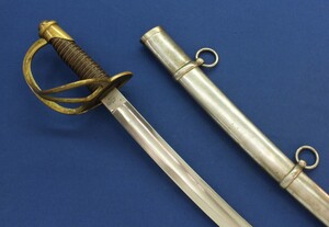An antique American US Civil War Model 1860 Cavalry Trooper's Sword by AMES Mfg Co, CHICOPEE MASS.. Length 106cm. In very good condition. Price 850 euro.