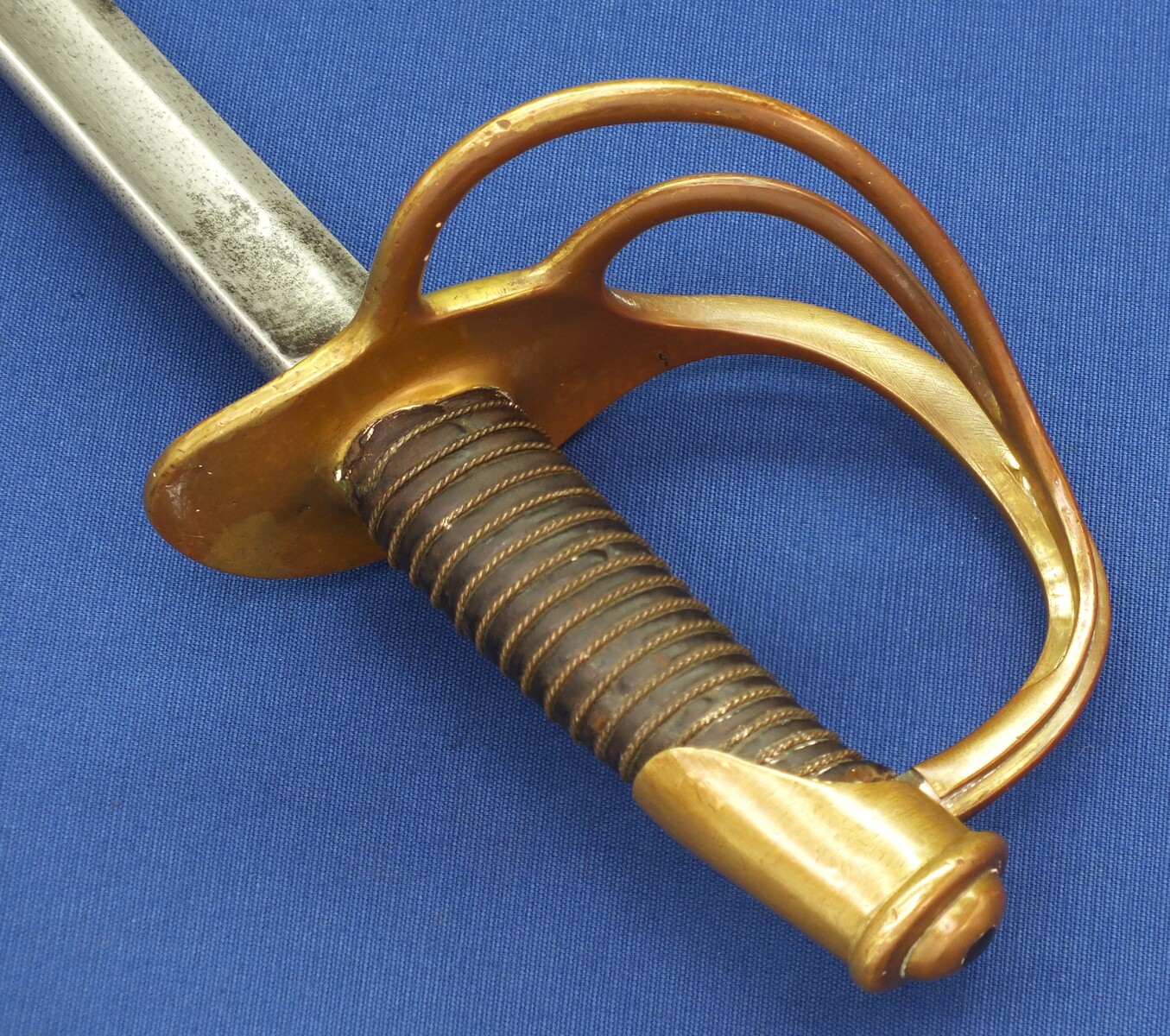 An antique American US Civil War Model 1860 Cavalry Trooper's Sword by J.E. Bleckmann Solingen. Length 106cm. In very good condition. Price 875 euro.