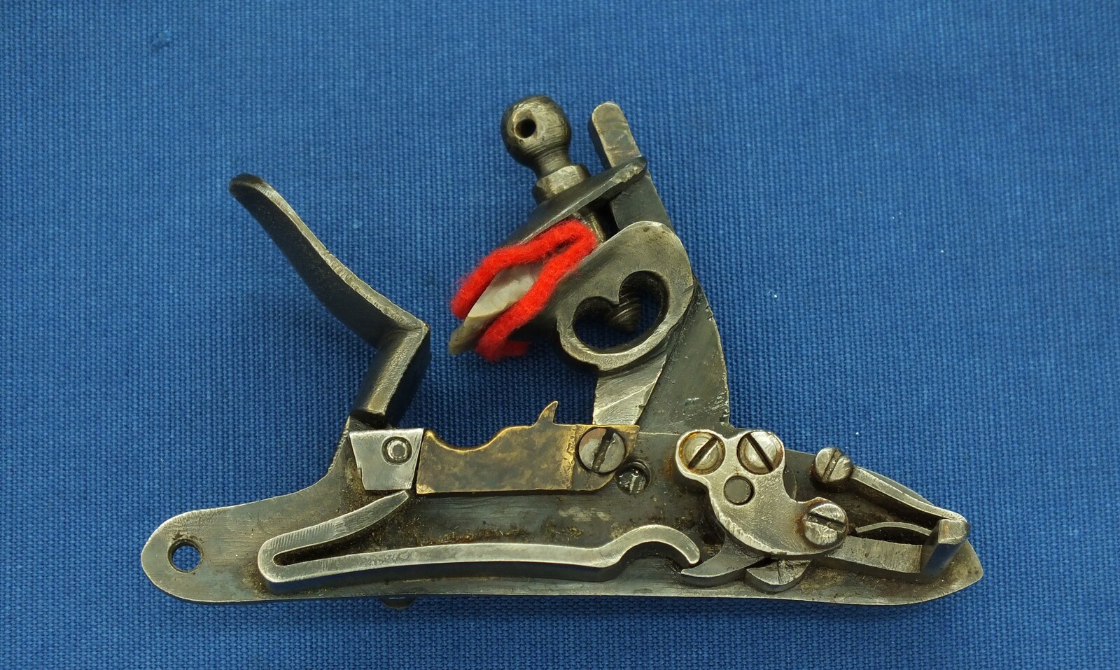 An antique American US Model 1819 Flintlock pistol by Simeon North of Middletown Conn. Caliber 54, 10 inch barrel. Length 41cm. In good condition. Price 1.450 euro.