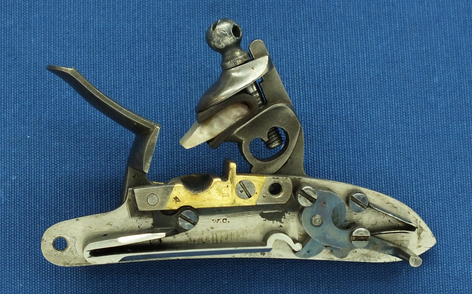 An antique American US Model 1836 Flintlock Pistol By Robert Johnson. Caliber 54, length 37cm. In very good condition. Price 2.150 euro.