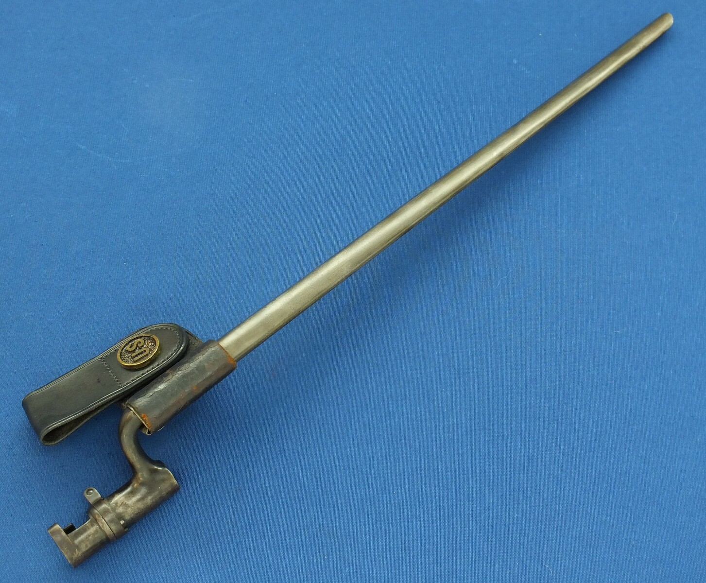 An antique American US Model 1873 Springfield Trapdoor Rifle Bayonet with original scabbard. Length 54cm. In very good condition