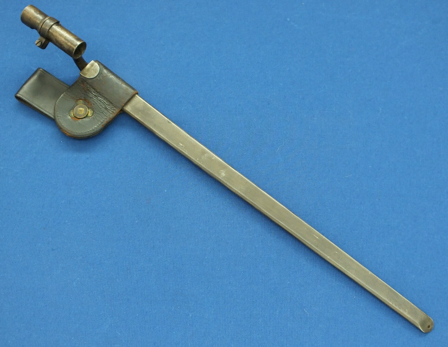 An antique American US Model 1873 Springfield Trapdoor Rifle Bayonet with original scabbard. Length 54cm. In very good condition
