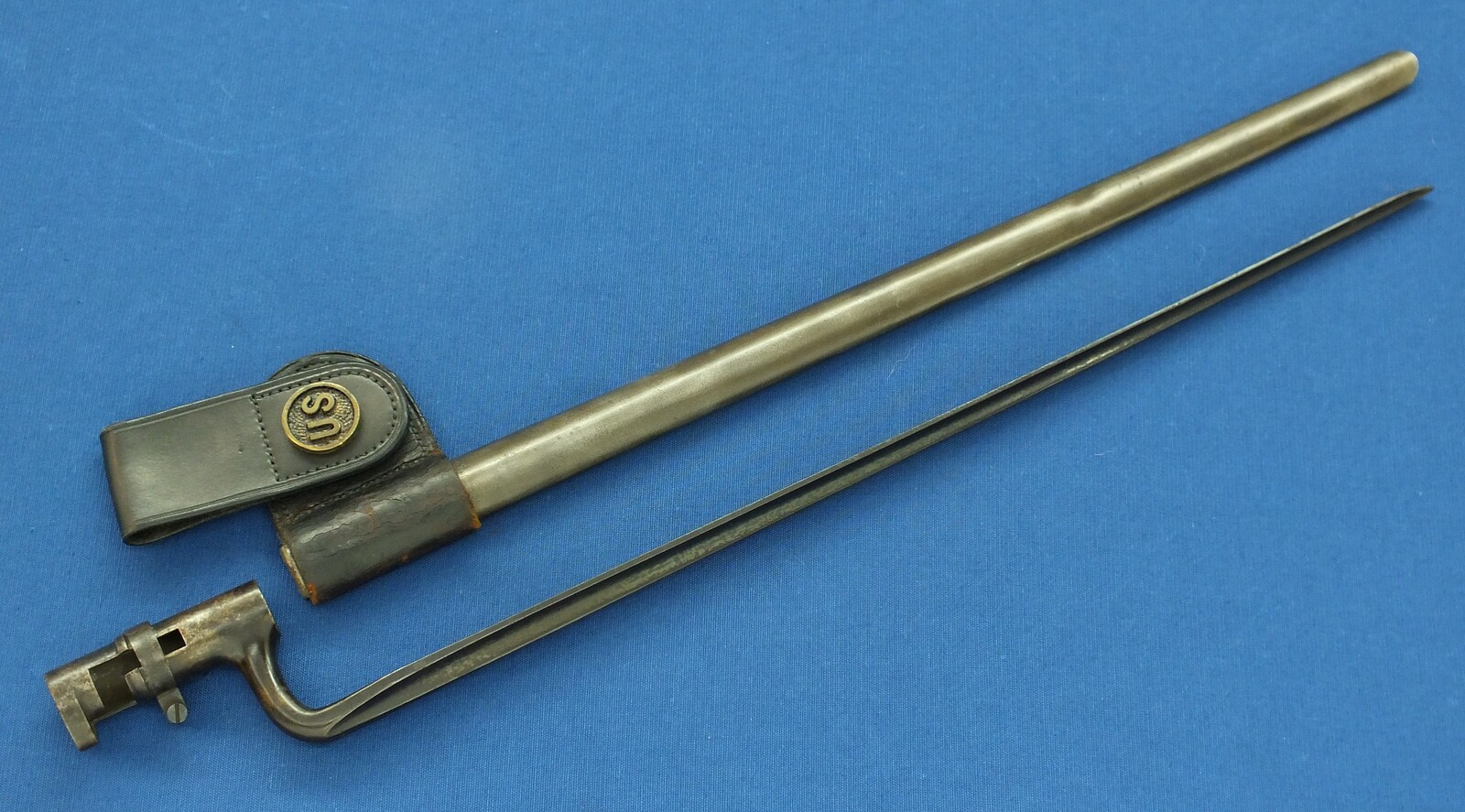 An antique American US Model 1873 Springfield Trapdoor Rifle Bayonet with original scabbard. Length 54cm. In very good condition