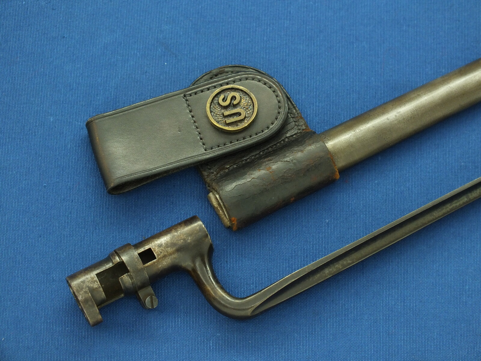 An antique American US Model 1873 Springfield Trapdoor Rifle Bayonet with original scabbard. Length 54cm. In very good condition