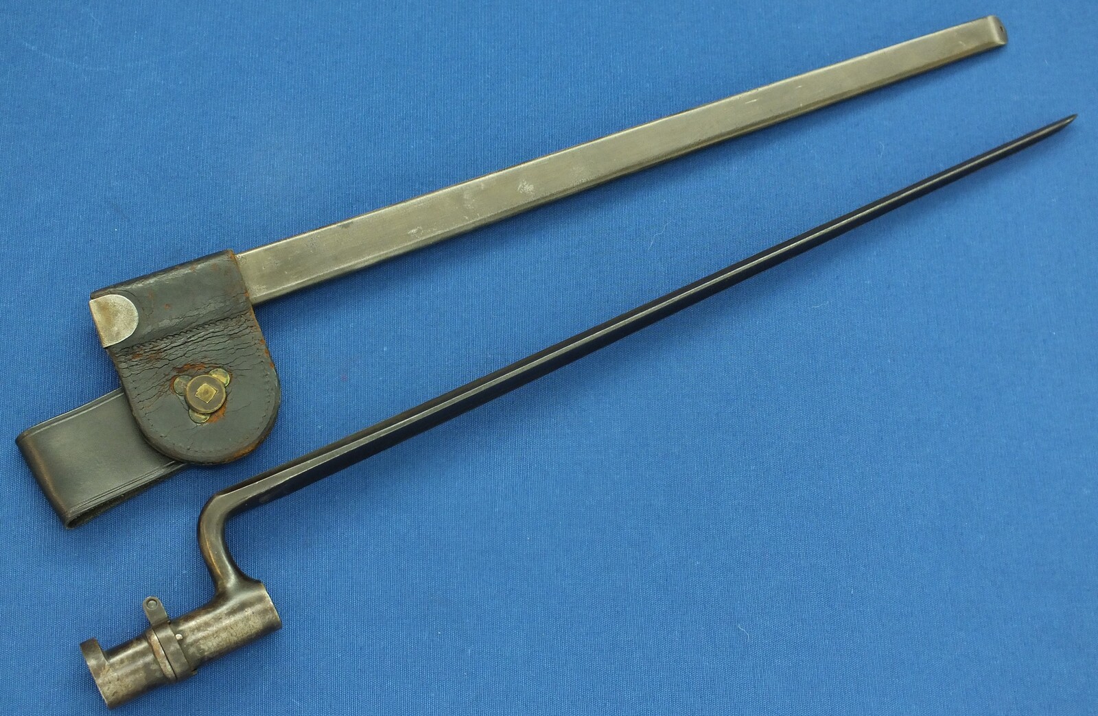 An antique American US Model 1873 Springfield Trapdoor Rifle Bayonet with original scabbard. Length 54cm. In very good condition