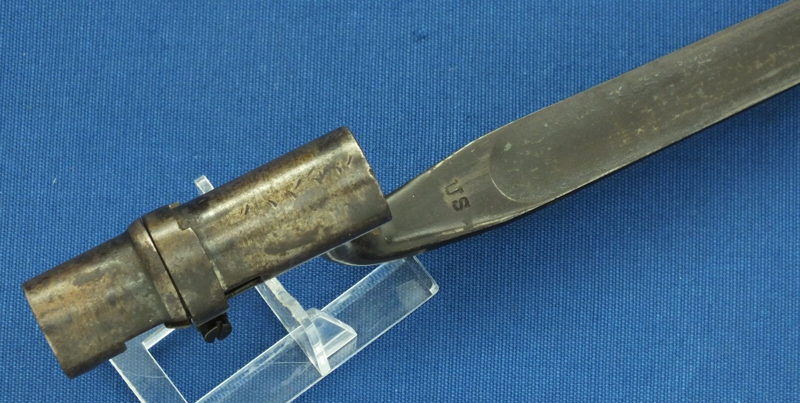 An antique American US Model 1873 Springfield Trapdoor Rifle Bayonet with original scabbard. Length 54cm. In very good condition