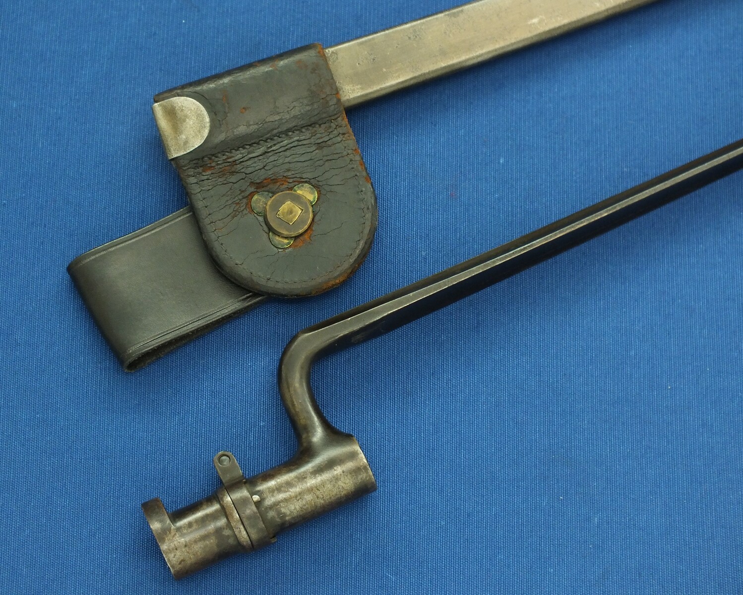 An antique American US Model 1873 Springfield Trapdoor Rifle Bayonet with original scabbard. Length 54cm. In very good condition. Price 175 euro.