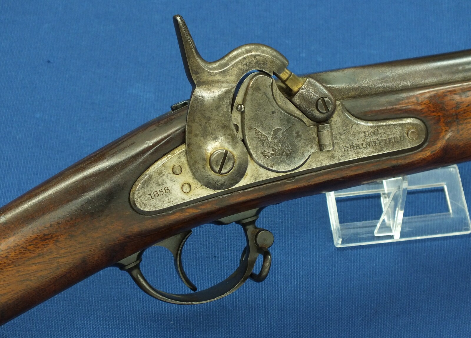 An antique American US Springfield Model 1855 Maynard tape primed Percussion lock 2 band Rifle. 58 Caliber, 33 inch barrel. Length 125cm. In very good condition. Price 1.950 euro.