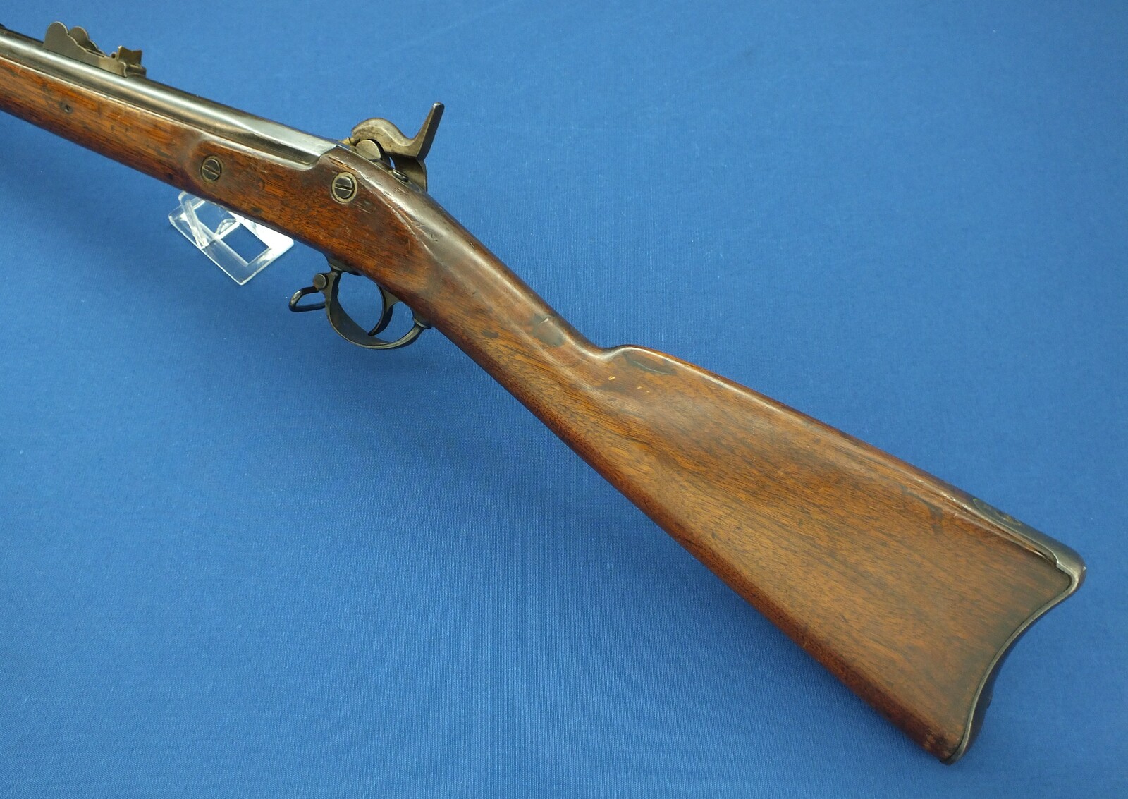 An antique American US Springfield Model 1855 Maynard tape primed Percussion lock 2 band Rifle. 58 Caliber, 33 inch barrel. Length 125cm. In very good condition. Price 1.950 euro.