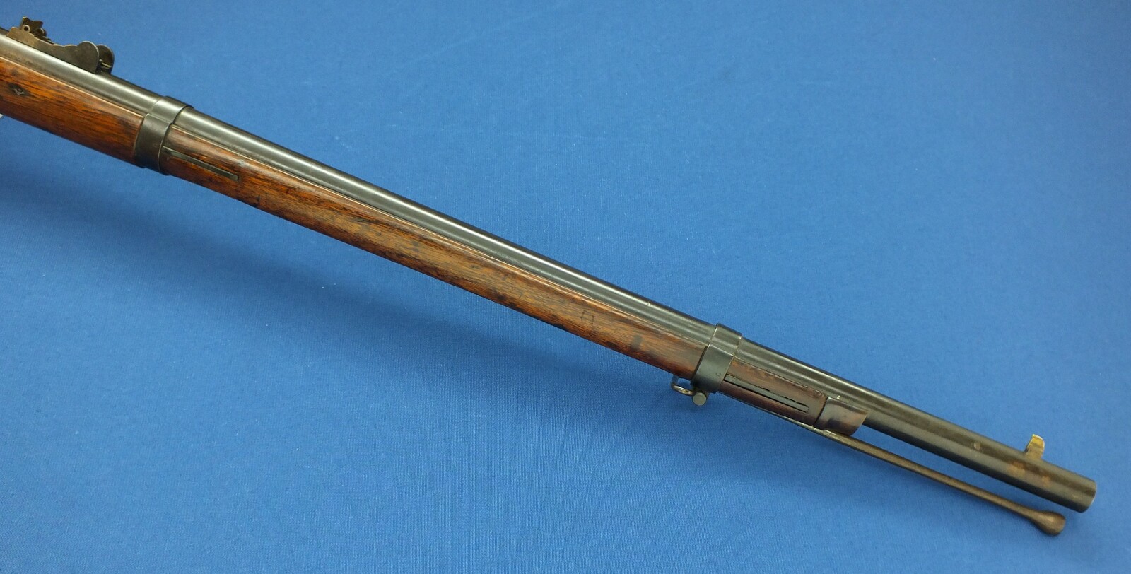 An antique American US Springfield Model 1855 Maynard tape primed Percussion lock 2 band Rifle. 58 Caliber, 33 inch barrel. Length 125cm. In very good condition. Price 1.950 euro.