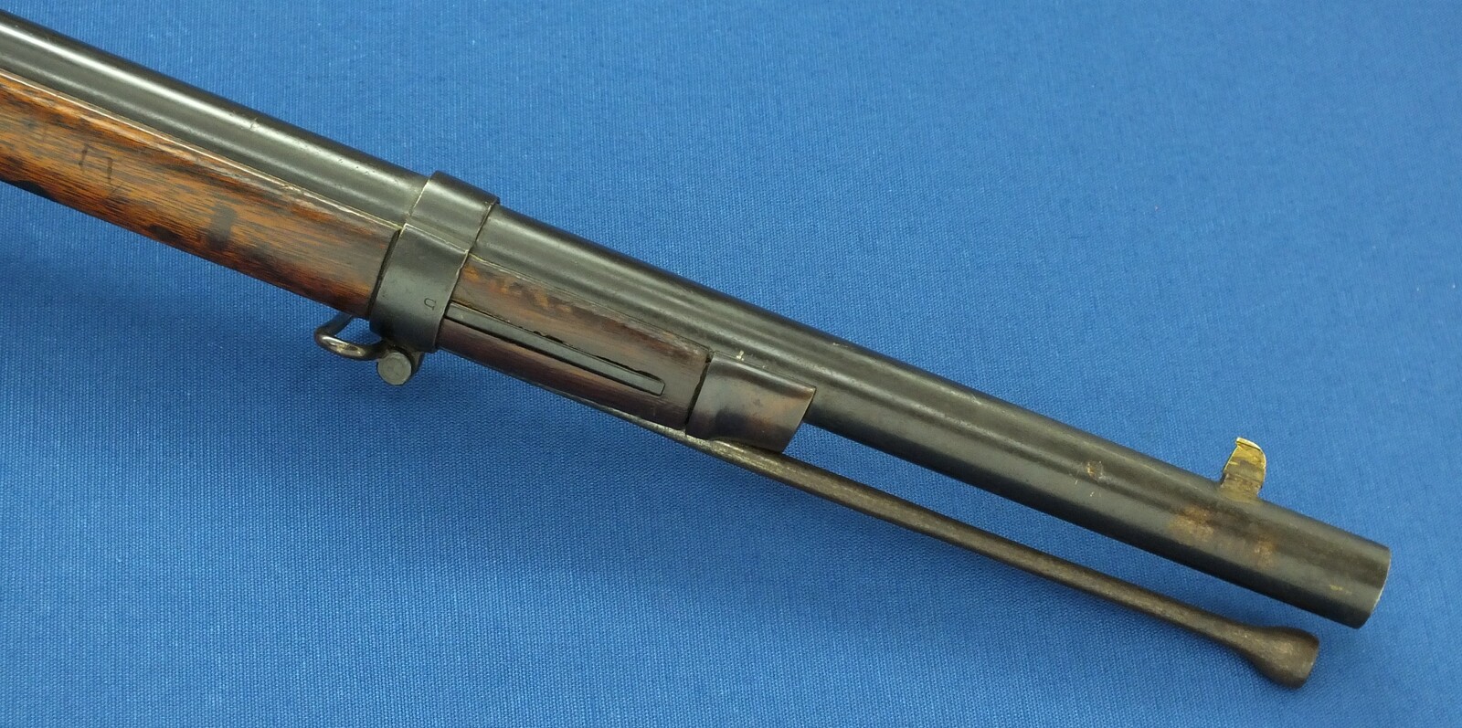 An antique American US Springfield Model 1855 Maynard tape primed Percussion lock 2 band Rifle. 58 Caliber, 33 inch barrel. Length 125cm. In very good condition. Price 1.950 euro.