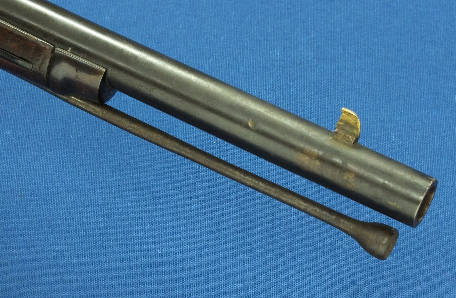 An antique American US Springfield Model 1855 Maynard tape primed Percussion lock 2 band Rifle. 58 Caliber, 33 inch barrel. Length 125cm. In very good condition. Price 1.950 euro.