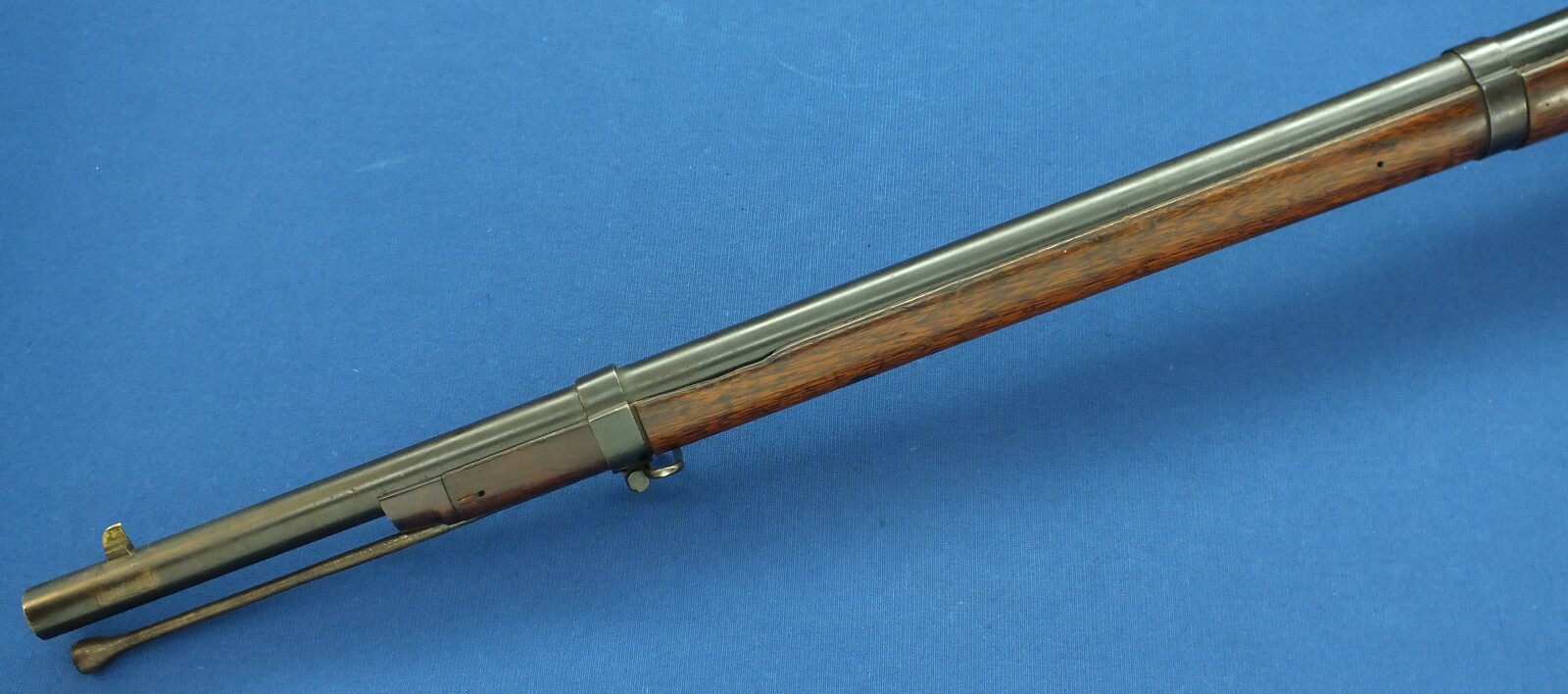 An antique American US Springfield Model 1855 Maynard tape primed Percussion lock 2 band Rifle. 58 Caliber, 33 inch barrel. Length 125cm. In very good condition. Price 1.950 euro.