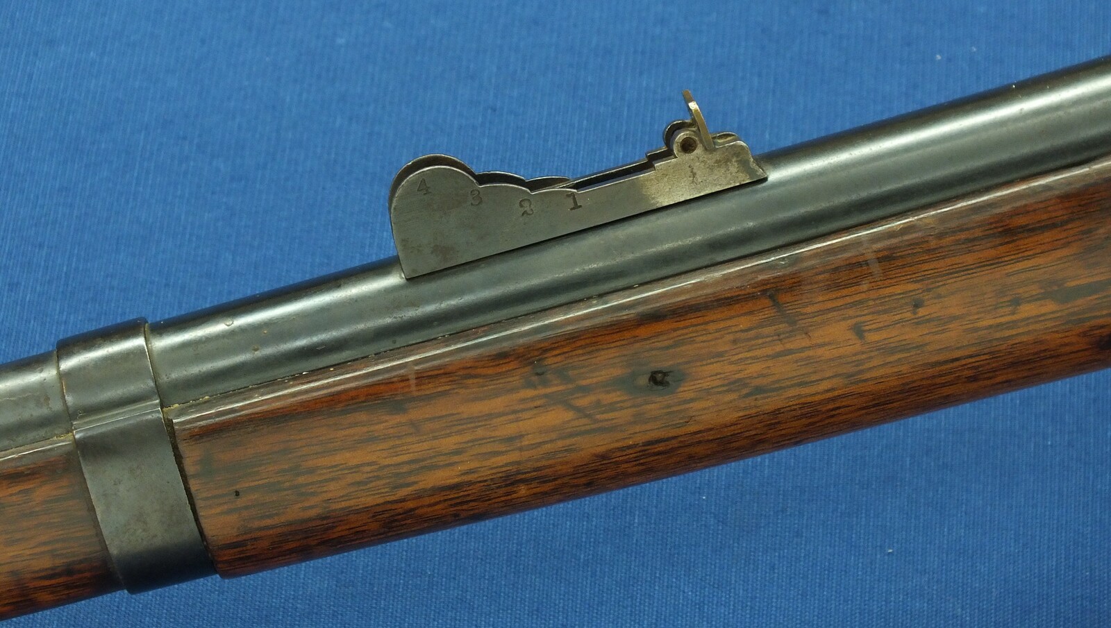 An antique American US Springfield Model 1855 Maynard tape primed Percussion lock 2 band Rifle. 58 Caliber, 33 inch barrel. Length 125cm. In very good condition. Price 1.950 euro.