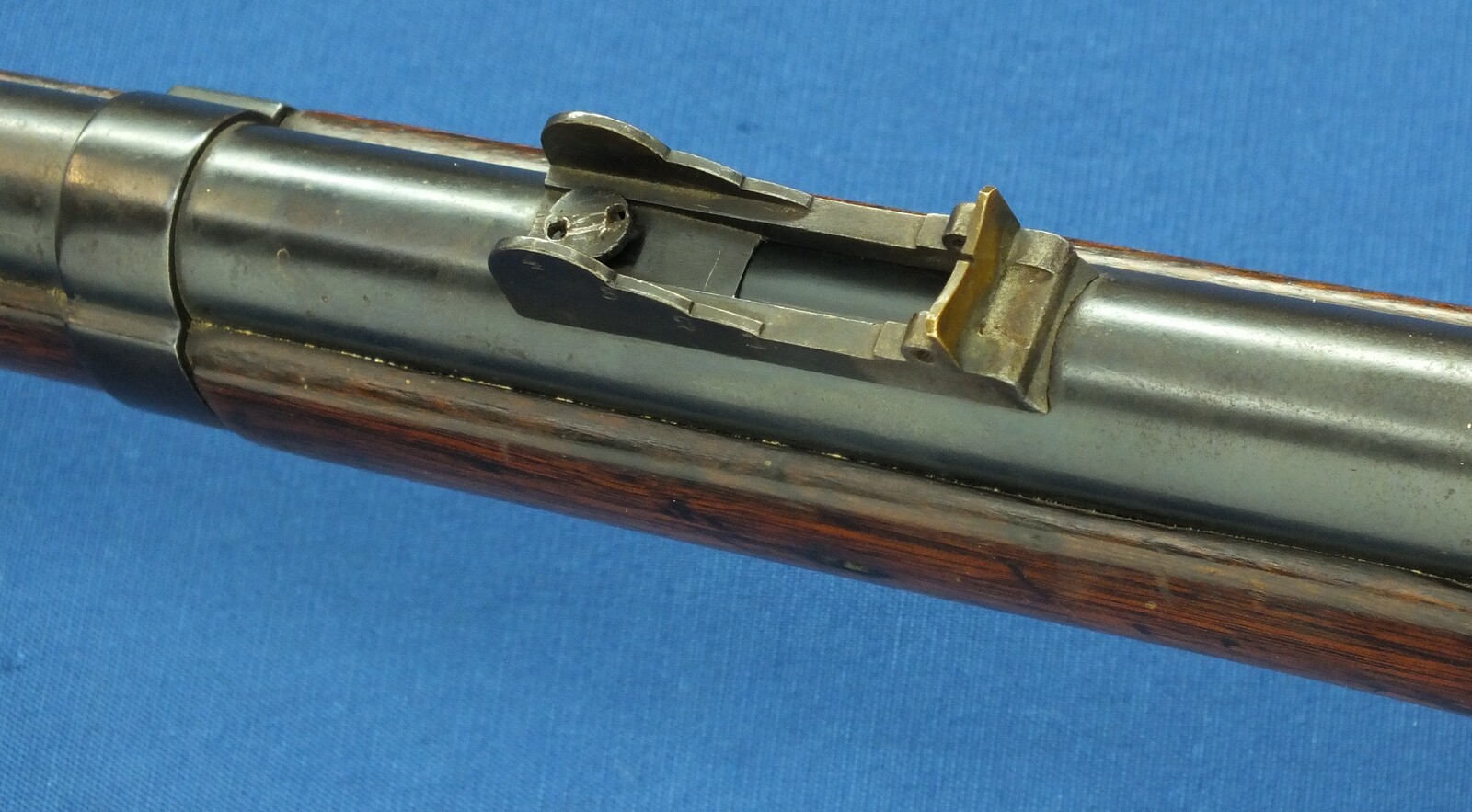 An antique American US Springfield Model 1855 Maynard tape primed Percussion lock 2 band Rifle. 58 Caliber, 33 inch barrel. Length 125cm. In very good condition. Price 1.950 euro.