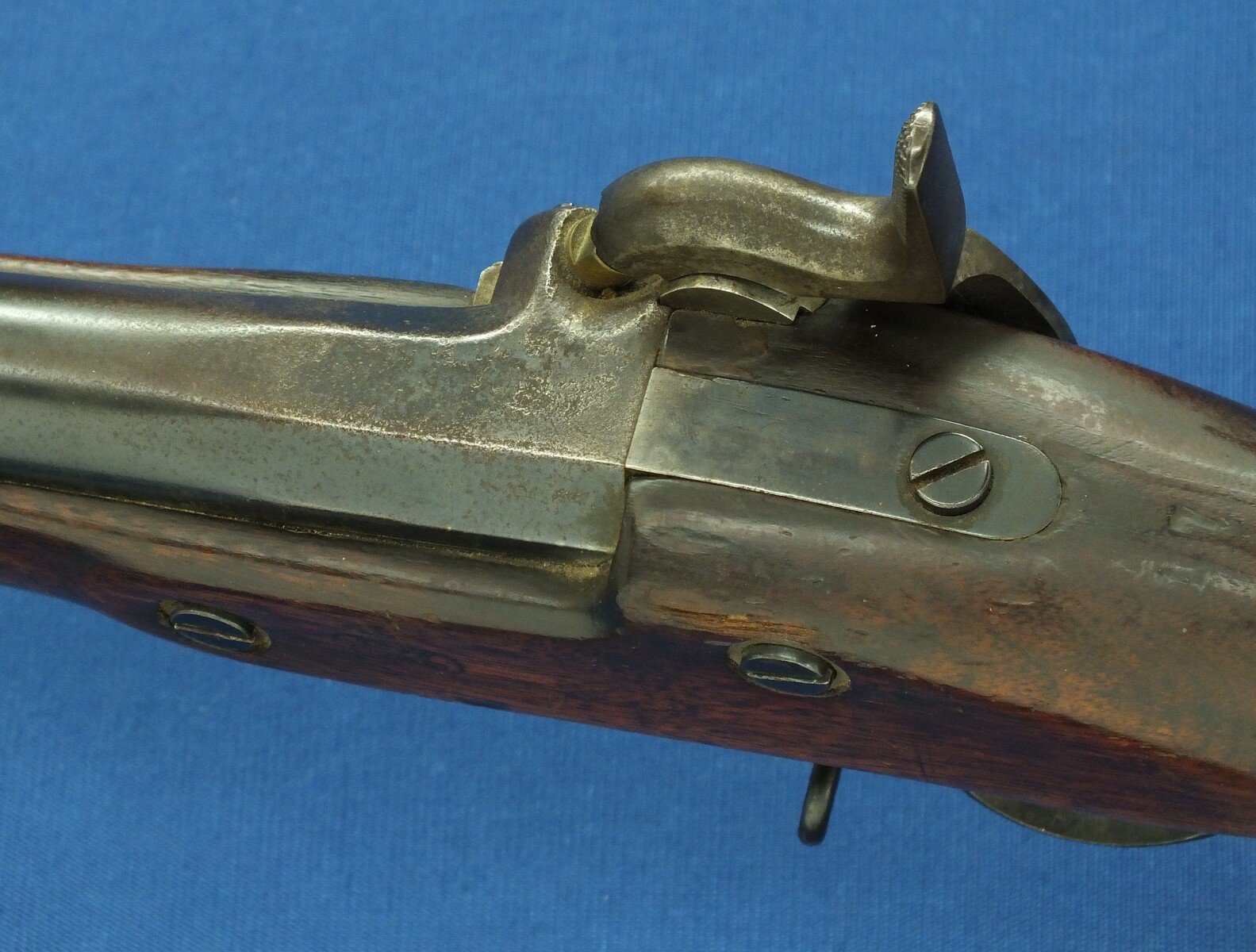 An antique American US Springfield Model 1855 Maynard tape primed Percussion lock 2 band Rifle. 58 Caliber, 33 inch barrel. Length 125cm. In very good condition. Price 1.950 euro.