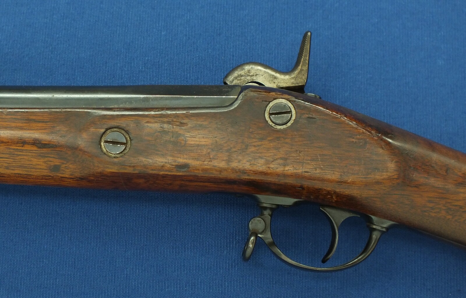 An antique American US Springfield Model 1855 Maynard tape primed Percussion lock 2 band Rifle. 58 Caliber, 33 inch barrel. Length 125cm. In very good condition. Price 1.950 euro.