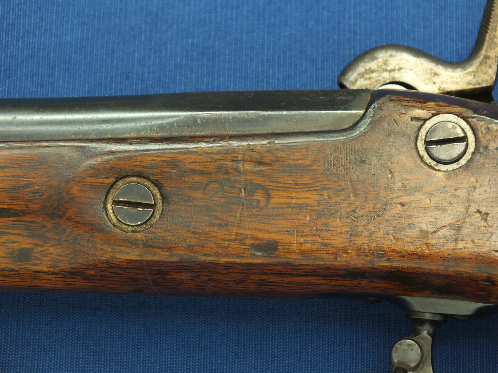 An antique American US Springfield Model 1855 Maynard tape primed Percussion lock 2 band Rifle. 58 Caliber, 33 inch barrel. Length 125cm. In very good condition. Price 1.950 euro.