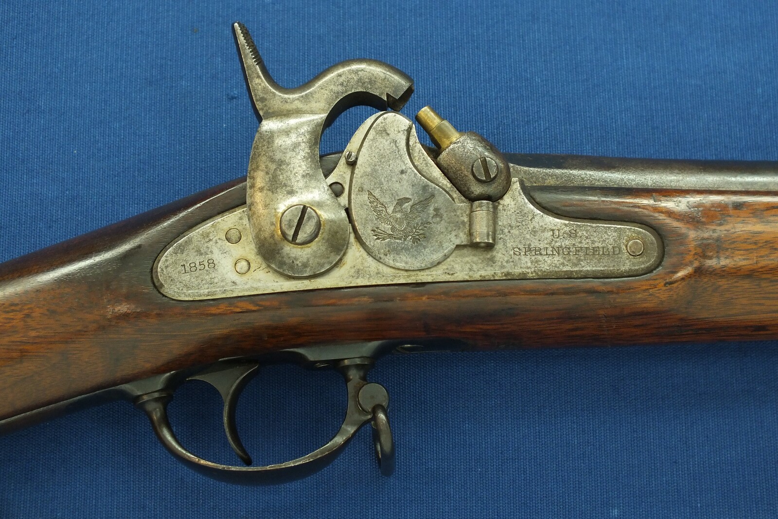 An antique American US Springfield Model 1855 Maynard tape primed Percussion lock 2 band Rifle. 58 Caliber, 33 inch barrel. Length 125cm. In very good condition. Price 1.950 euro.