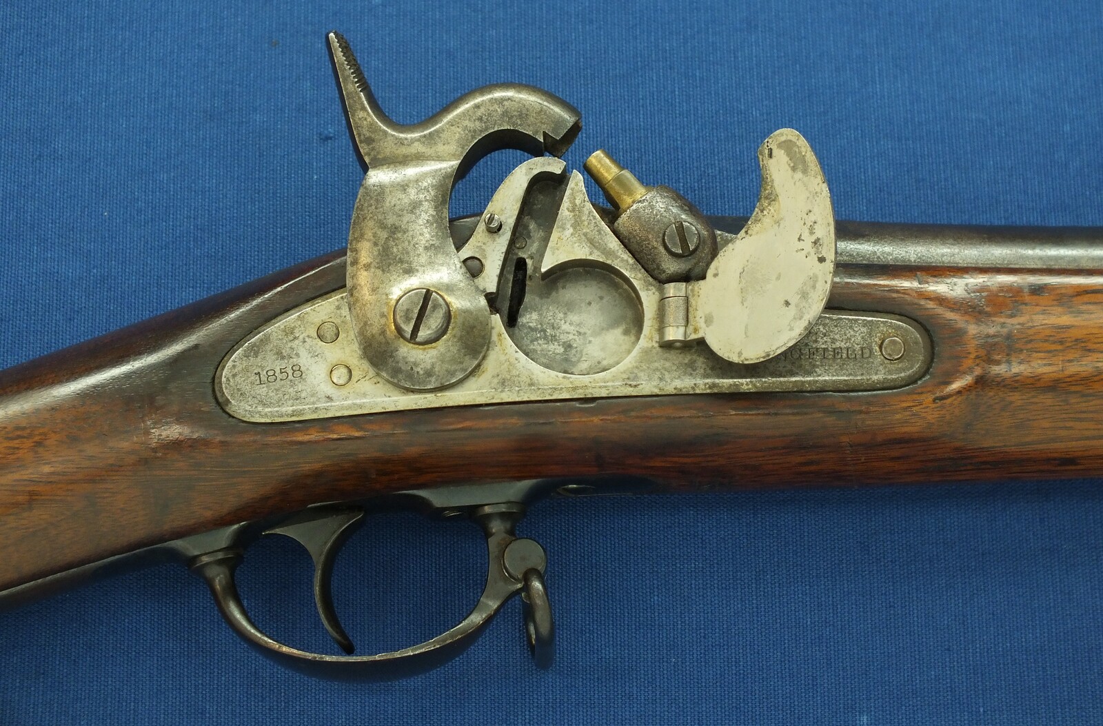 An antique American US Springfield Model 1855 Maynard tape primed Percussion lock 2 band Rifle. 58 Caliber, 33 inch barrel. Length 125cm. In very good condition. Price 1.950 euro.