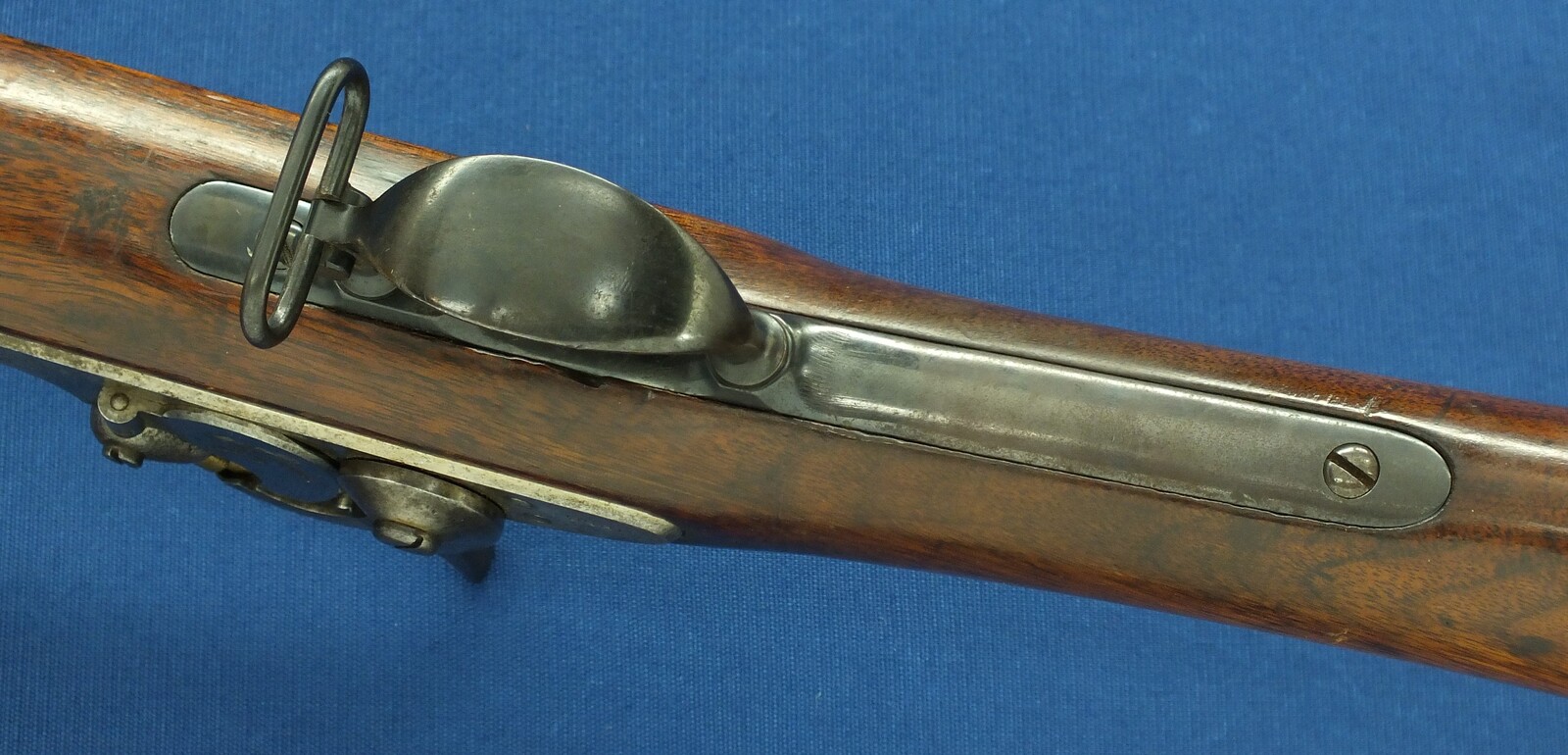 An antique American US Springfield Model 1855 Maynard tape primed Percussion lock 2 band Rifle. 58 Caliber, 33 inch barrel. Length 125cm. In very good condition. Price 1.950 euro.