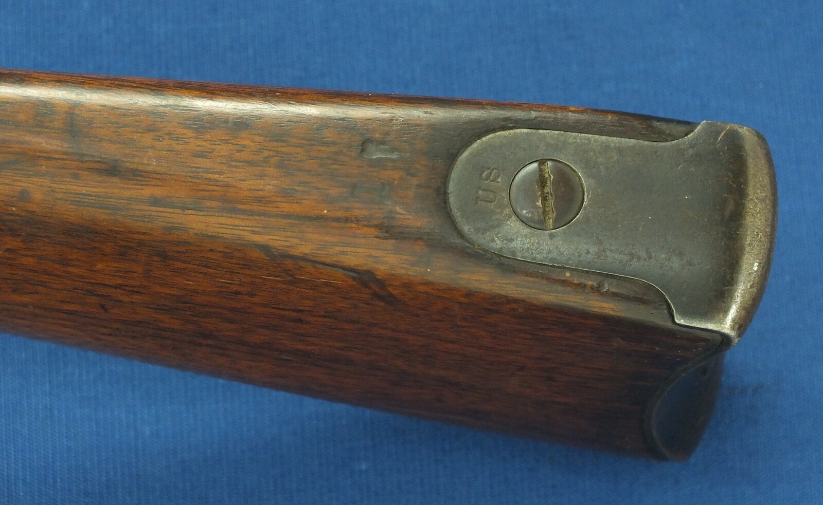 An antique American US Springfield Model 1855 Maynard tape primed Percussion lock 2 band Rifle. 58 Caliber, 33 inch barrel. Length 125cm. In very good condition. Price 1.950 euro.