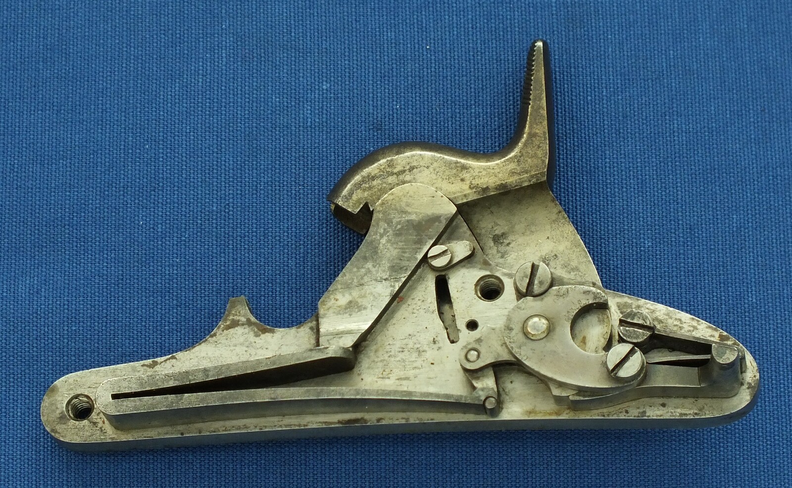 An antique American US Springfield Model 1855 Maynard tape primed Percussion lock 2 band Rifle. 58 Caliber, 33 inch barrel. Length 125cm. In very good condition. Price 1.950 euro.