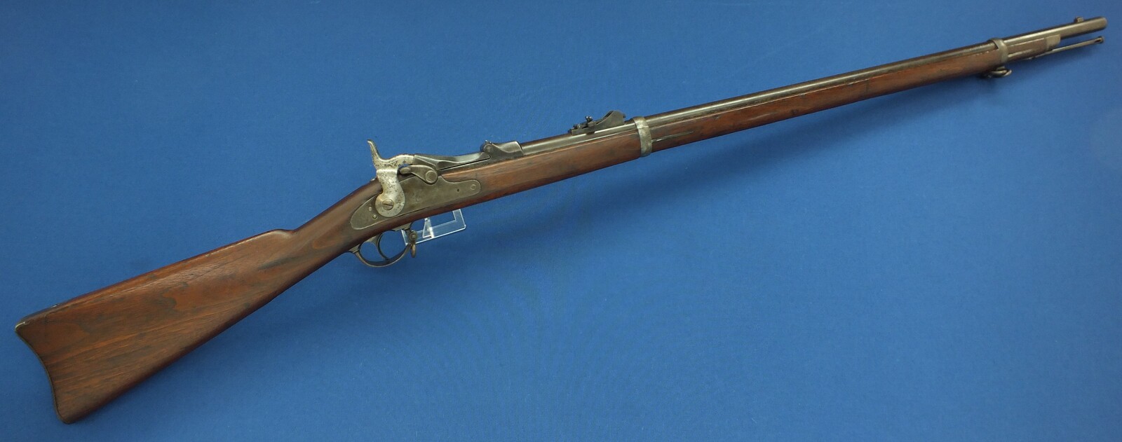 An antique American US Springfield Model 1879 Trapdoor Rifle. Caliber 45-70, barrel 32.5/8 inch. Length 132cm. In very good condition. Price 1.850 euro.