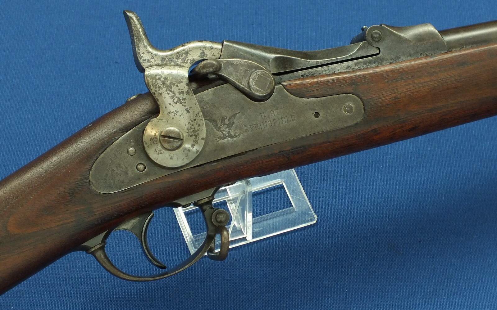 An antique American US Springfield Model 1879 Trapdoor Rifle. Caliber 45-70, barrel 32.5/8 inch. Length 132cm. In very good condition. Price 1.850 euro.