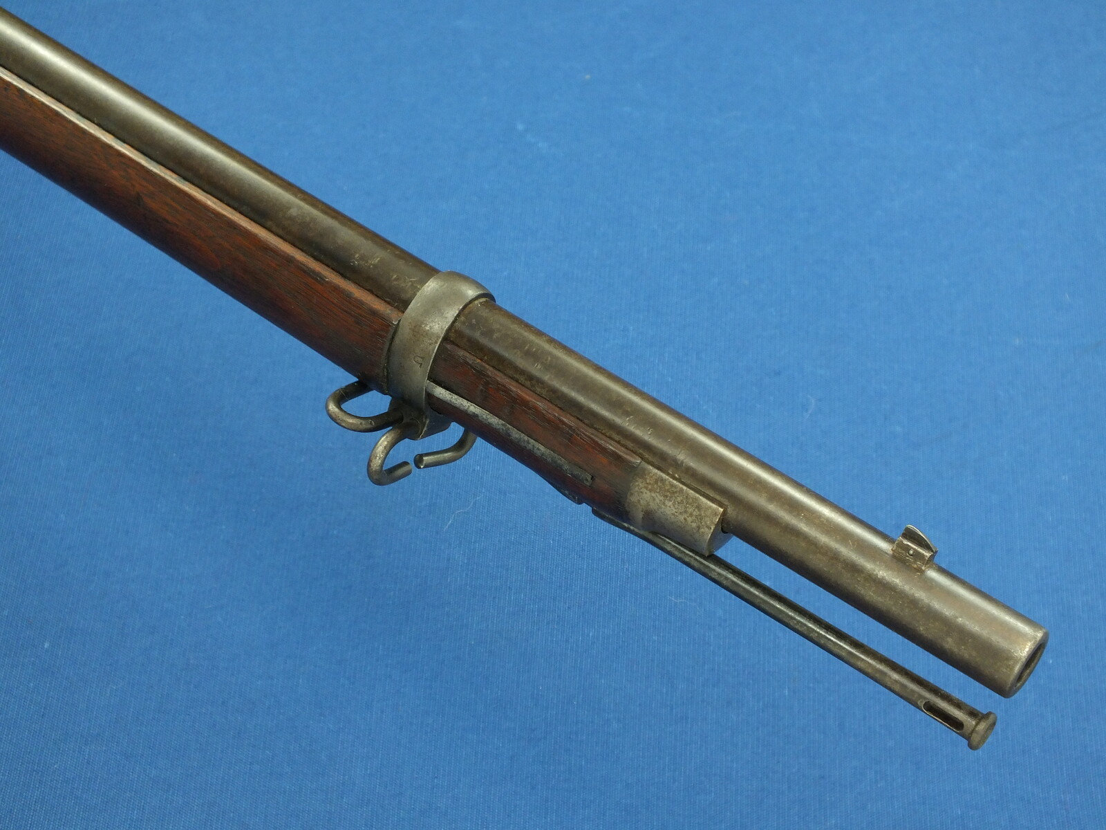 An antique American US Springfield Model 1879 Trapdoor Rifle. Caliber 45-70, barrel 32.5/8 inch. Length 132cm. In very good condition. Price 1.850 euro.