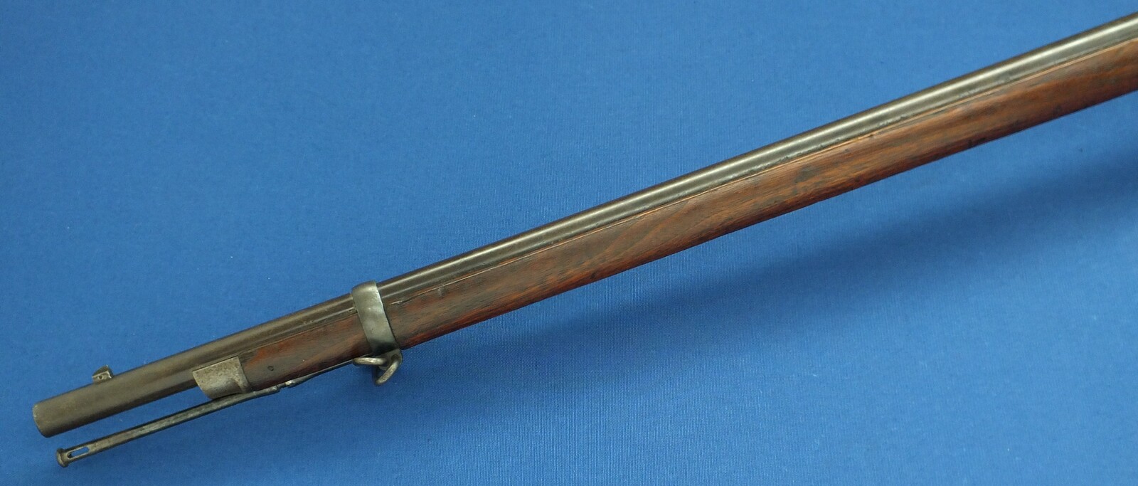 An antique American US Springfield Model 1879 Trapdoor Rifle. Caliber 45-70, barrel 32.5/8 inch. Length 132cm. In very good condition. Price 1.850 euro.