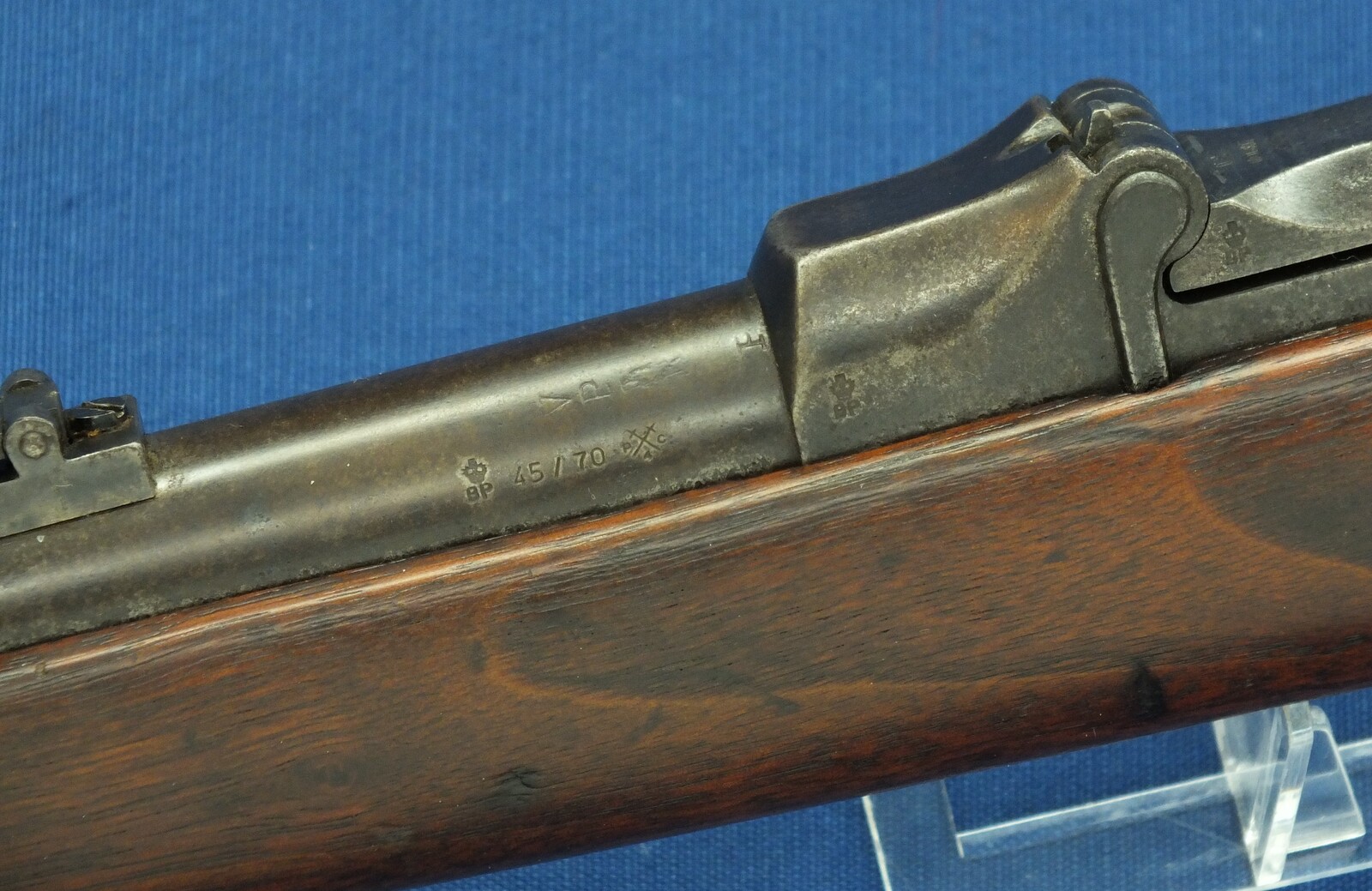 An antique American US Springfield Model 1879 Trapdoor Rifle. Caliber 45-70, barrel 32.5/8 inch. Length 132cm. In very good condition. Price 1.850 euro.